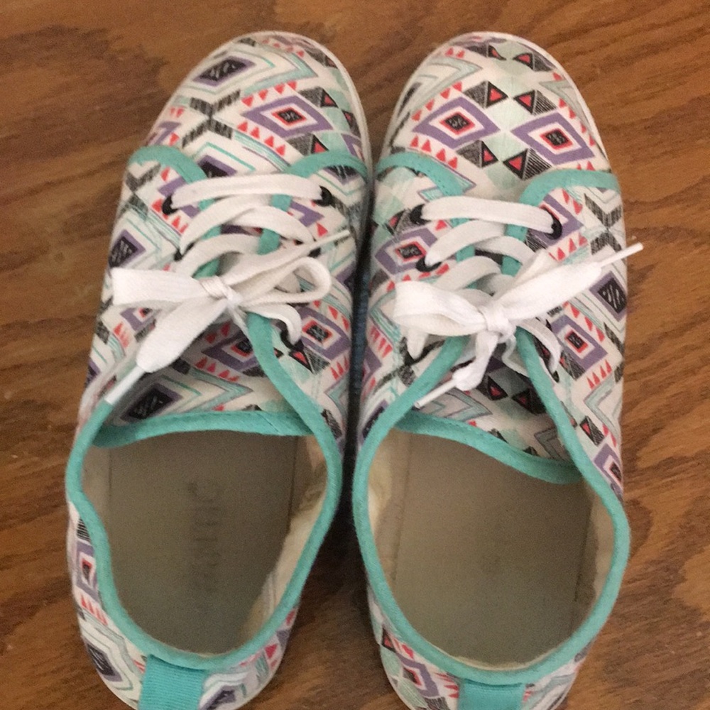 Womens SZ 8 Geometric Pattern Sneakers - Picture 3 of 10